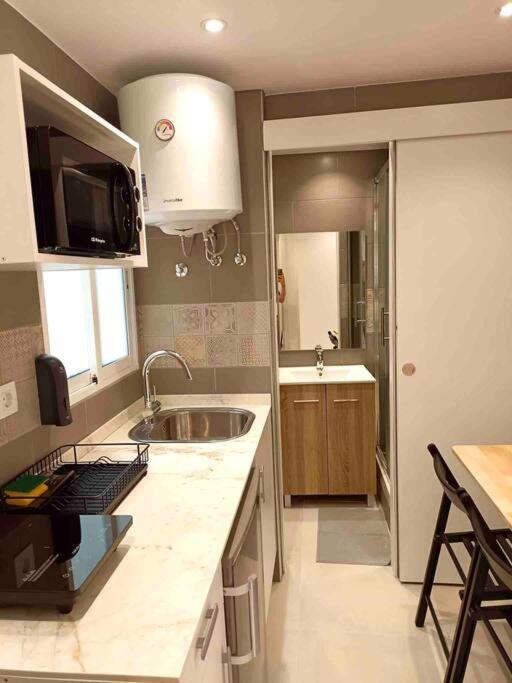 Estudios Hl Frente Al Metro Barcelona-Aeropuerto L'Hospitalet de Llobregat Kültér fotó