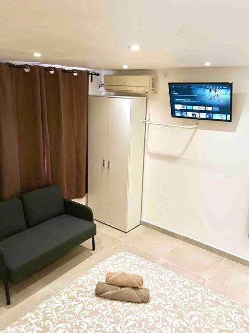 Estudios Hl Frente Al Metro Barcelona-Aeropuerto L'Hospitalet de Llobregat Kültér fotó